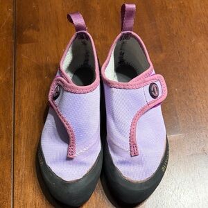 Kids BUTORA climbing Shoes with Pink Trim - Slip-On Comfort